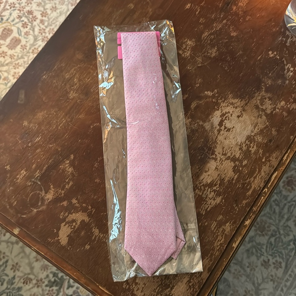 Susan G. Komen Pink Breast Cancer Awareness Tie. NWT.